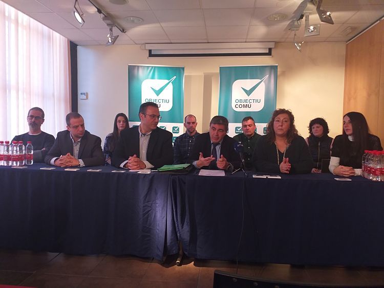 Els membres d'Objectiu Comú durant la presentació.