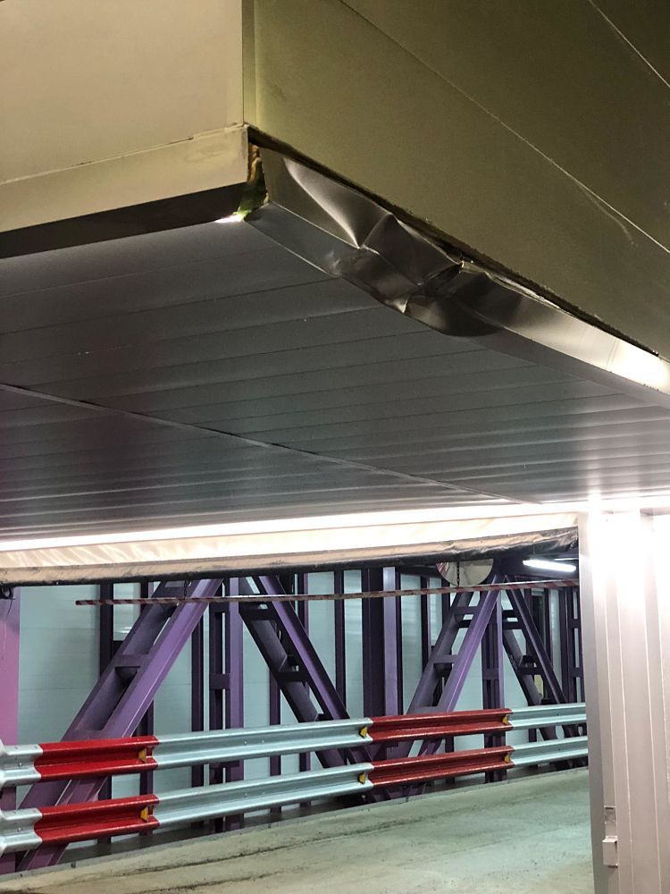 Els desperfectes al sostre de l'entrada del pàrquing.