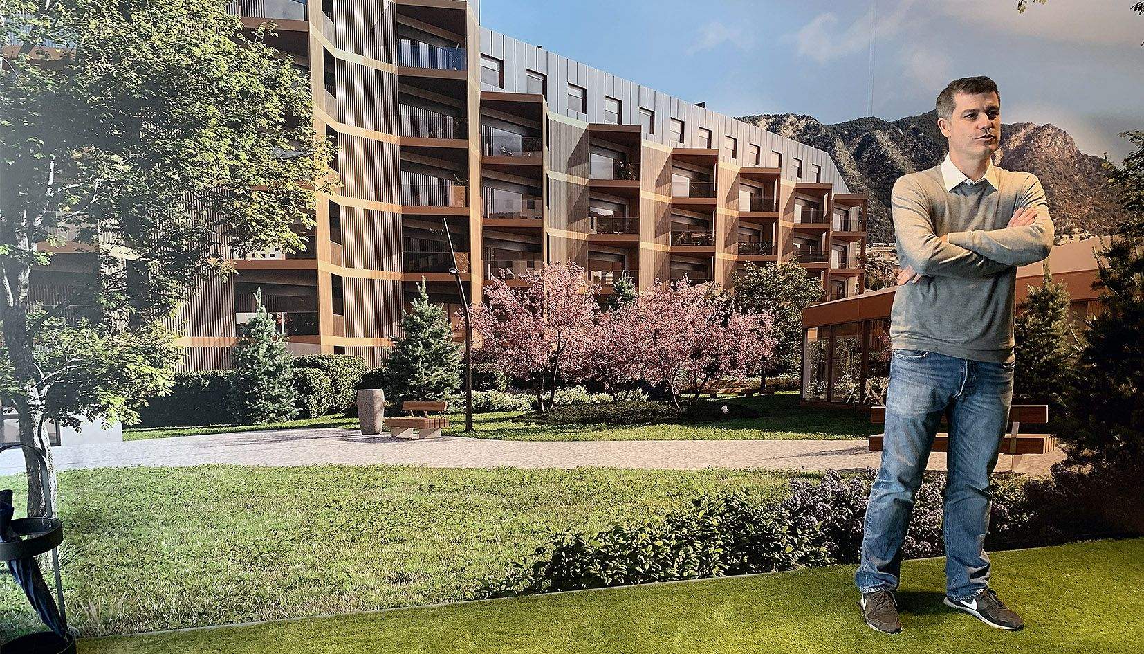 El fundador i CEO d'OD Group, Marc Rahola, davant un mural amb una simulació de la promoció.