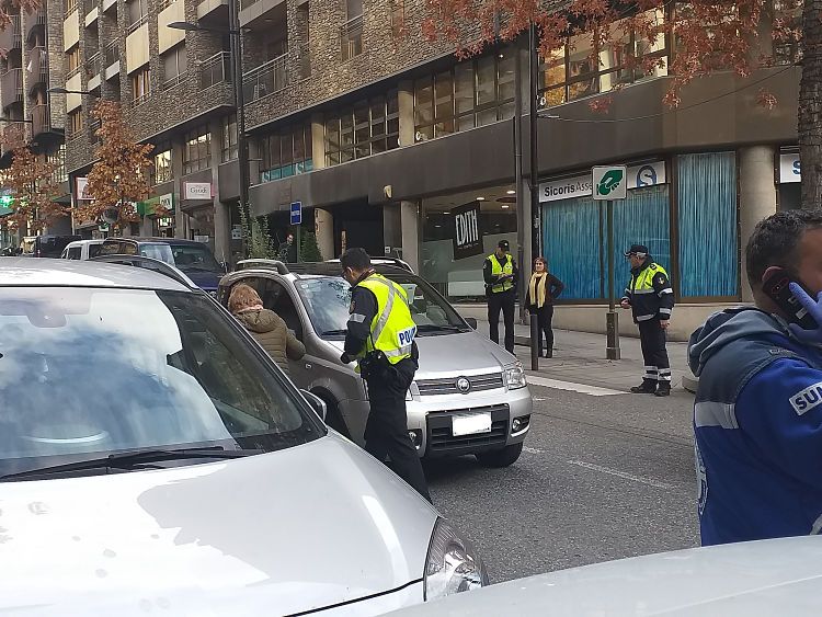 La policia controla la zona on s'ha produït l'atropellament.