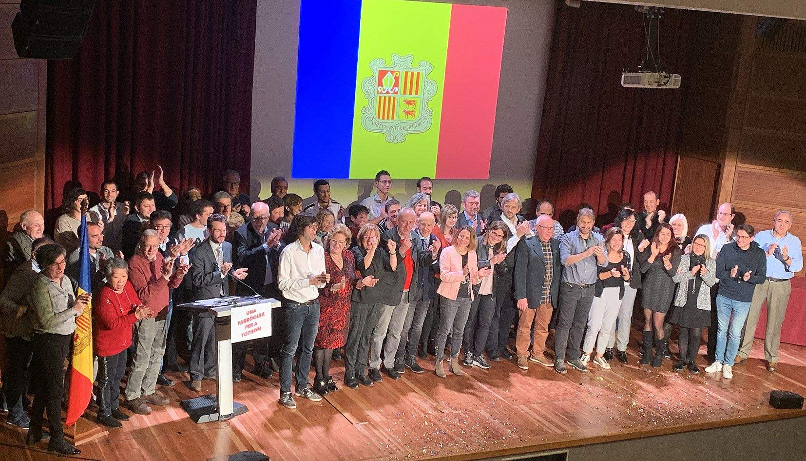 Foto de família de tots els candidats al final de l'acte, a la sala del comú d'Escaldes.