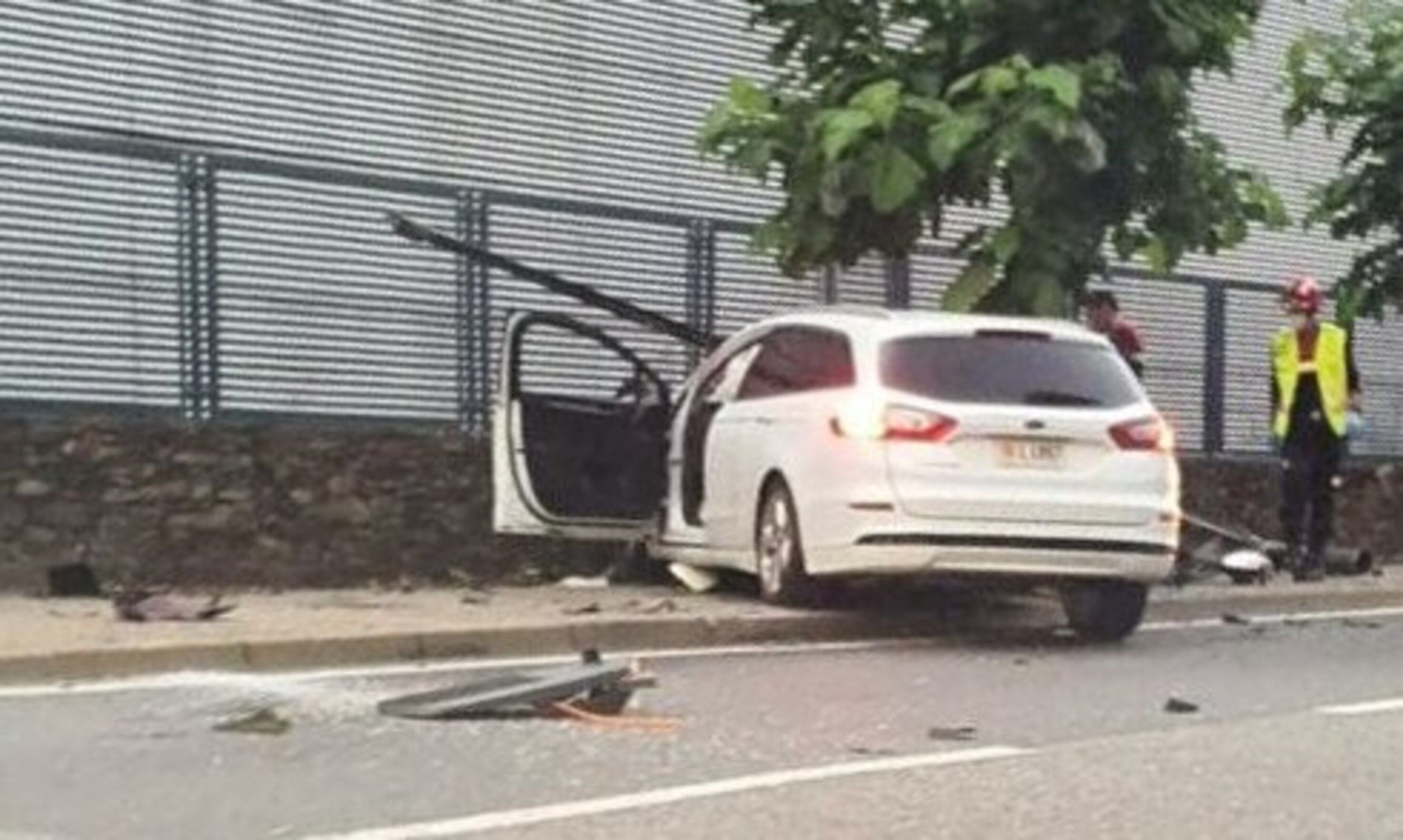 El Ford Mondeo tal i com va quedar després de l'impacte. El Ford Mondeo tal i com va quedar després de l'impacte.