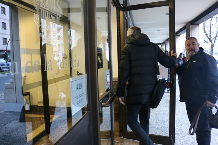 El president del Sipaag, Lluís Anguita, entrant a la Batllia.