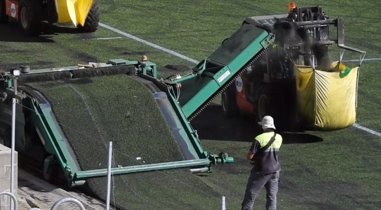 Treballs per canviar la gespa a l'Estadi Nacional.