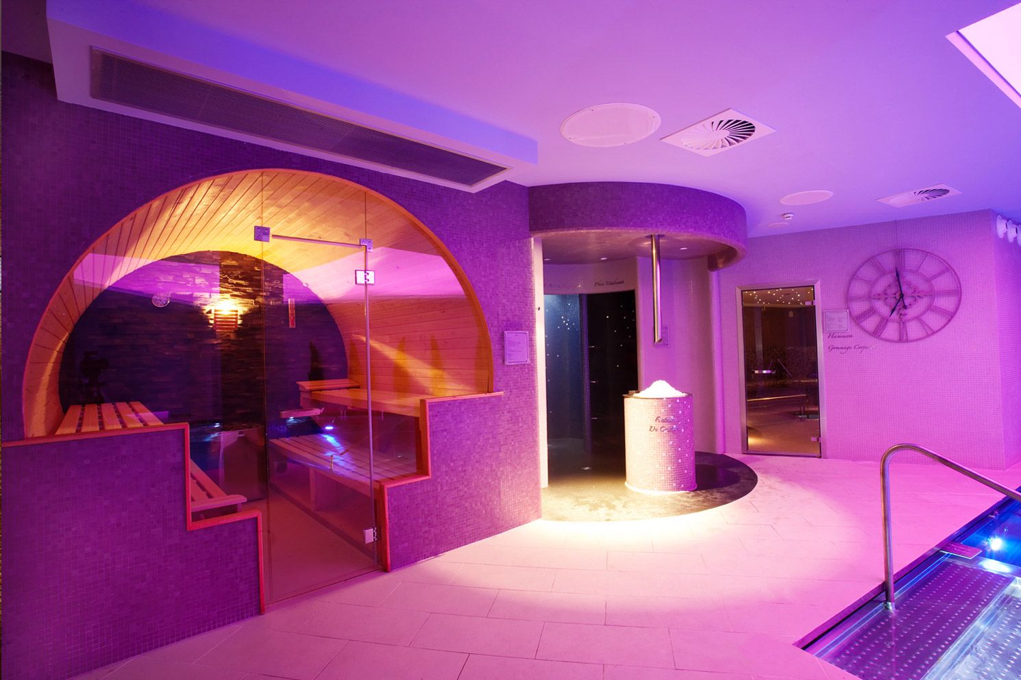 La zona d'aigües del renovat hotel Plaza.