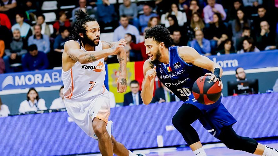 Senglin intenta una acció d'entrada a cistella.