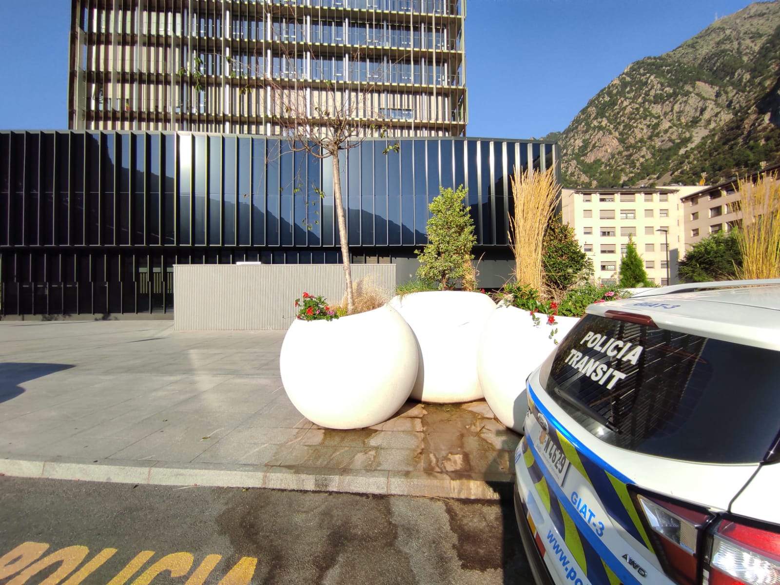Un vehicle de la policia de trànsit en les immediacions de la Seu de la Justícia.