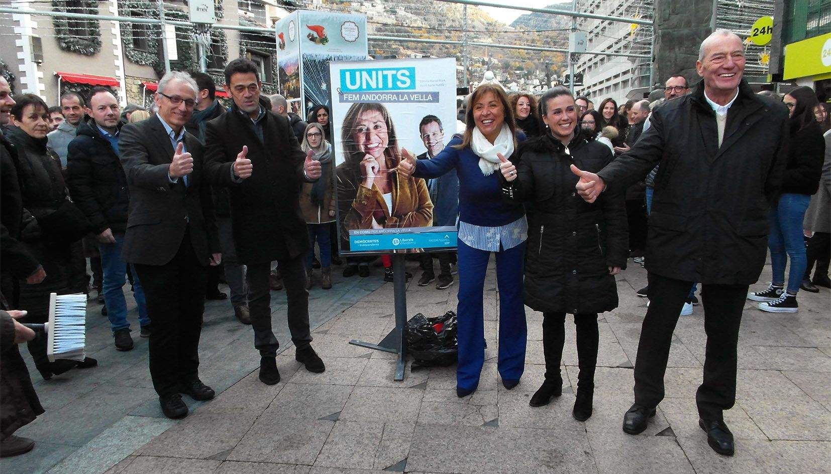 Els cinc candidats demòcrates -Camp, Mortés, Marsol, Mas i Aleix- s'han presentat conjuntament a la plaça de la Rotonda d'Andorra la Vella.