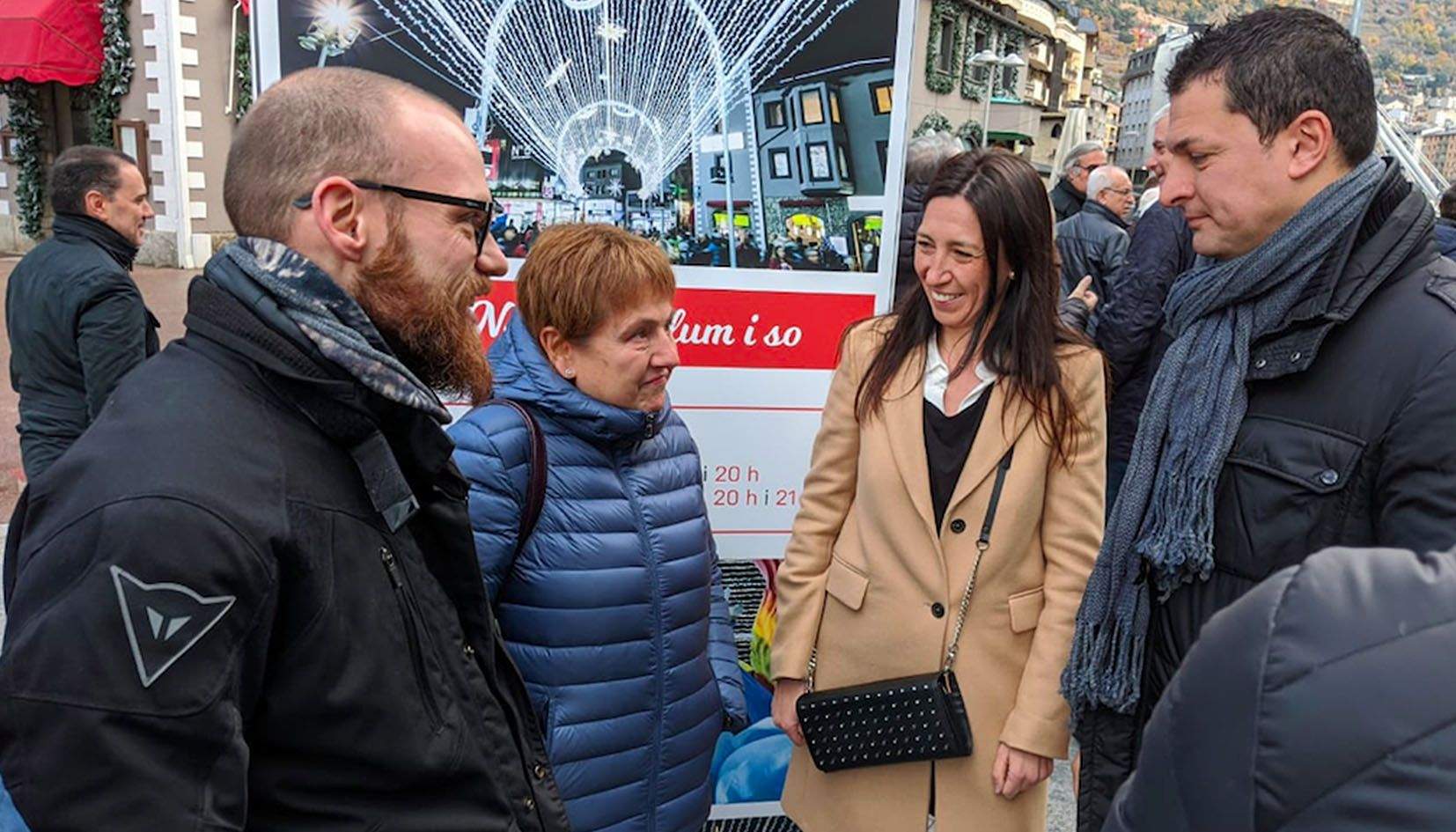 Jordi Gallardo conversa amb el jove liberal Àlex Payán, la consellera general Sílvia Ferrer i la candidata a cònsol menor per Ordino, Eva Choy.