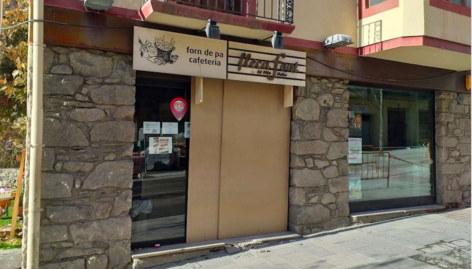 Un dels locals comercials que ha vist com es quedava sense una part de la seva vidriera.