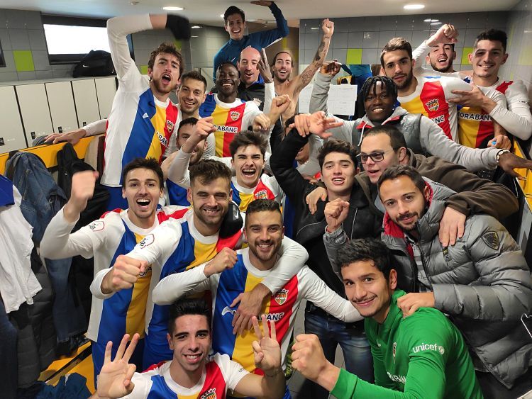 Els jugadors celebren la vitòria al vestuari.