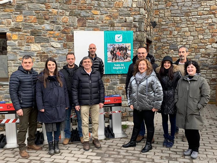 Els membres d'Objectiu Comú, el dia de la penjada de cartells de les eleccions del 2019.