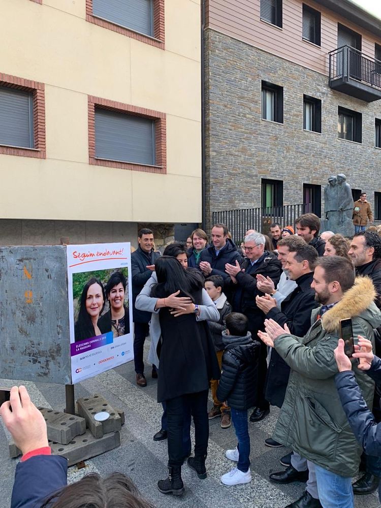 Molné i Sansa s'abracen després d'enganxar el cartell.