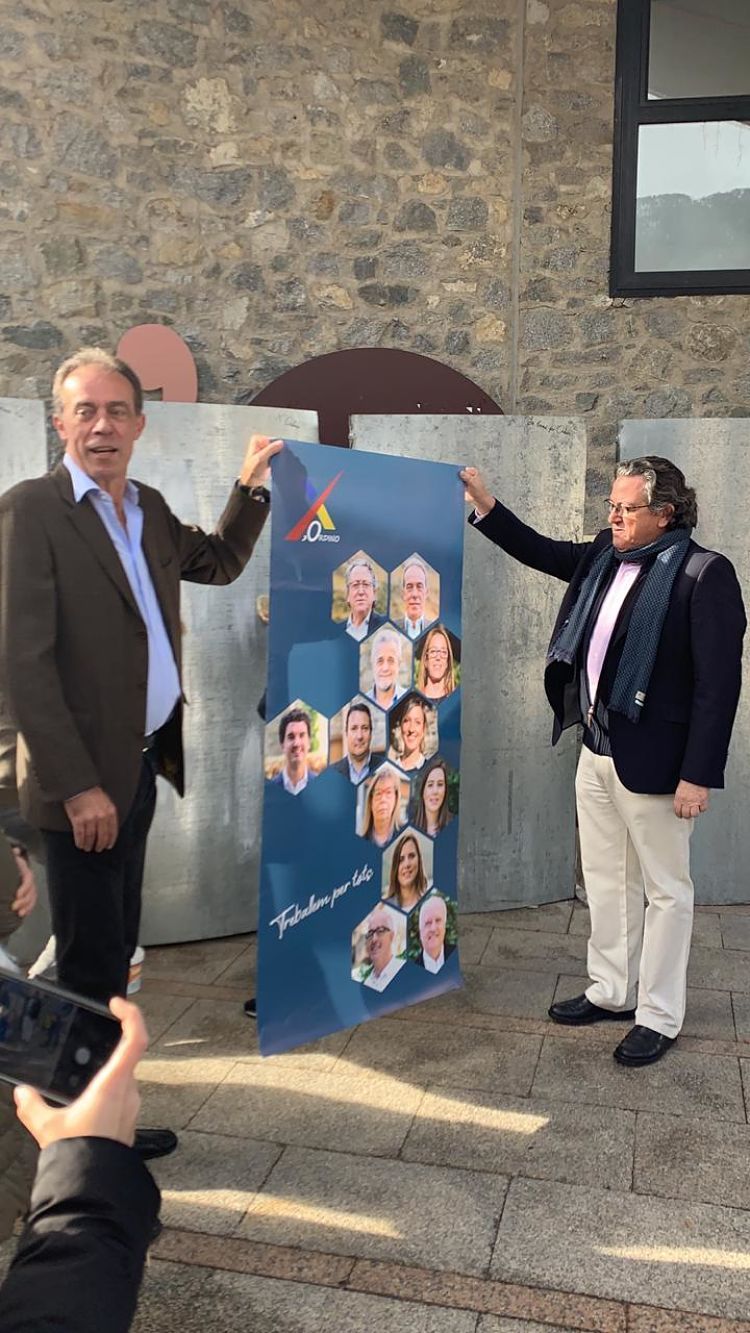 Pere Mas i Enric Dolsa, a punt d'enganxar el cartell.