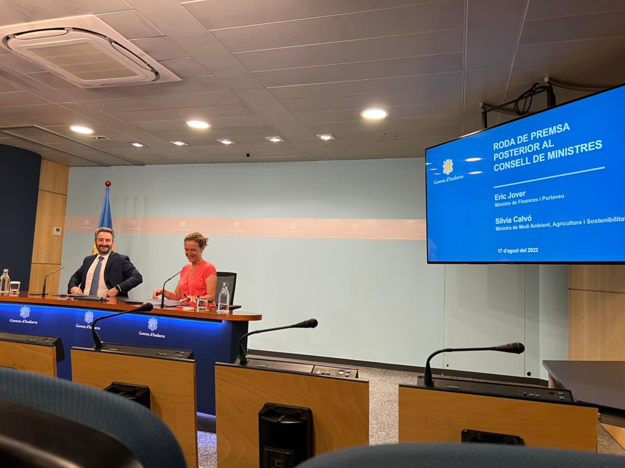 La ministra de Medi Ambient, Sílvia Calvó, i el ministre Portaveu, Eric Jover