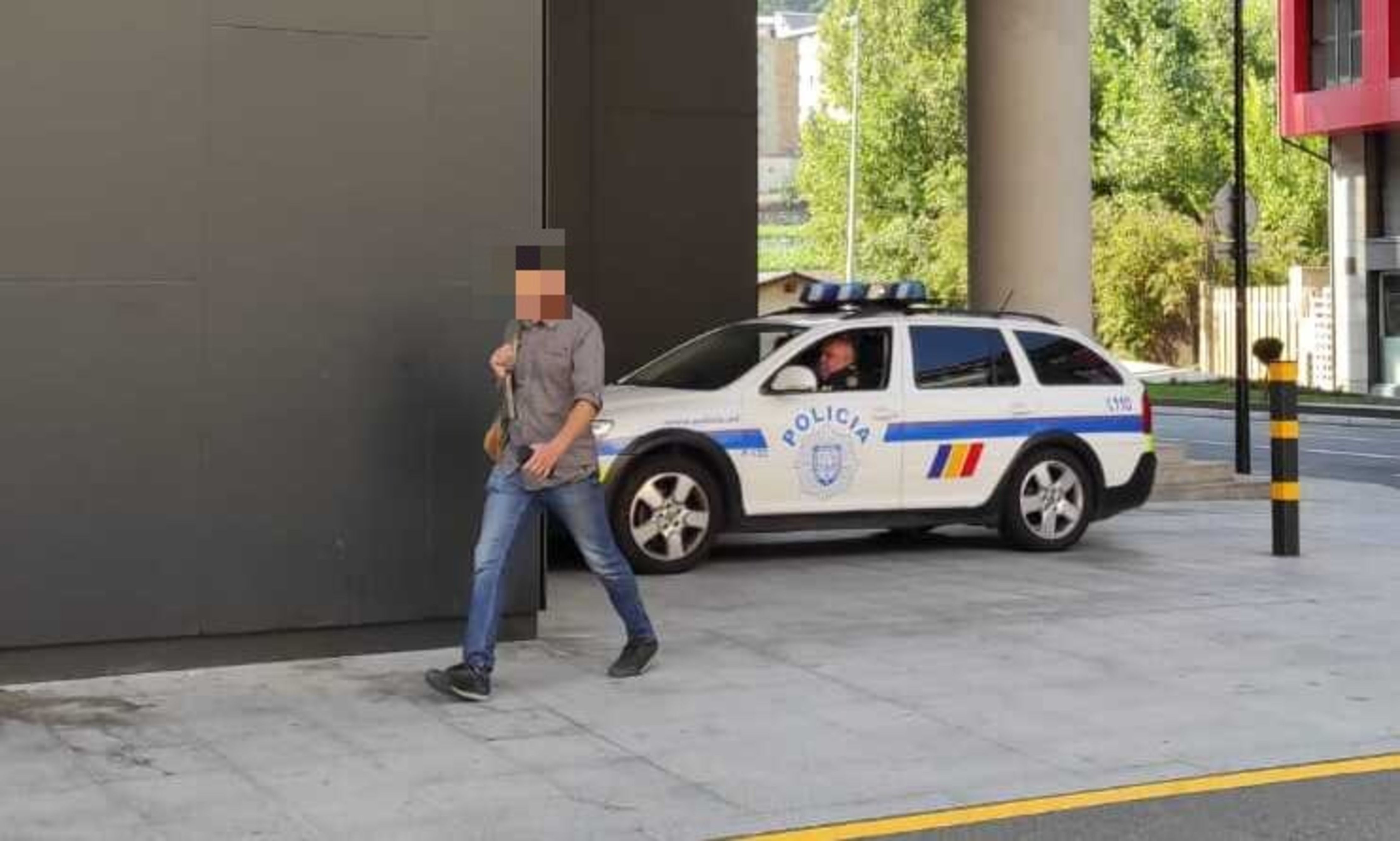 Moment en què arriba a la Seu de la Justícia la patrulla que ha traslladat el detingut aquest matí. Moment en què arriba a la Seu de la Justícia la patrulla que ha traslladat el detingut aquest matí.