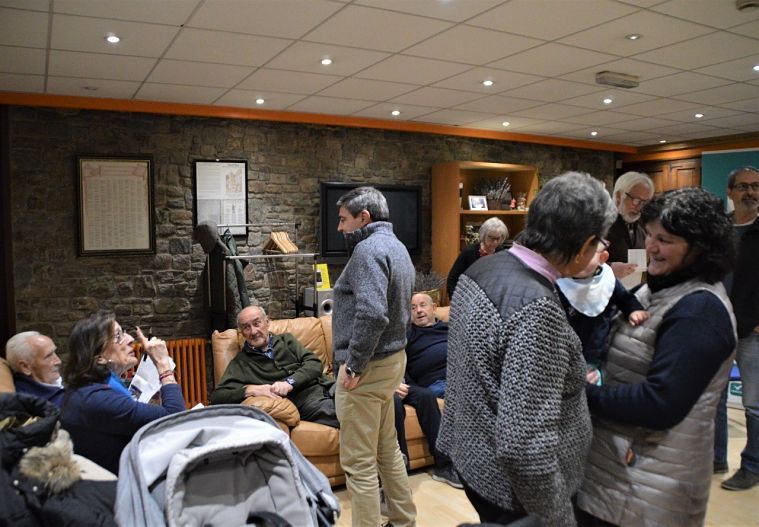 Un instant de la trobada dels membres d'Objectiu Comú amb la gent gran de Canillo.