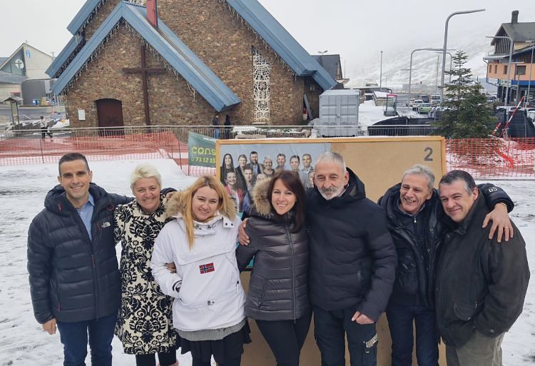 Els membres d'AE durant l'enganxada de cartells a Encamp.