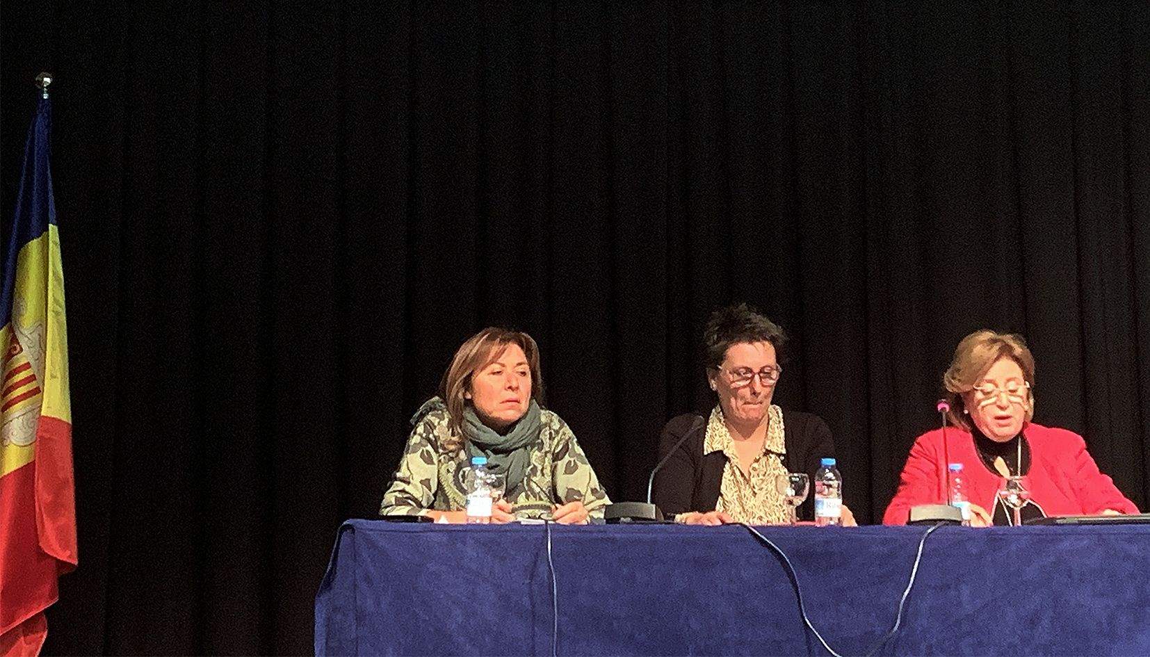 La sala d'actes de la Llacuna ha acollit l'acte del Sitca, amb Conxita Marsol, Emi Matarrodona i Dolors Carmona (d'esquerra a dreta).