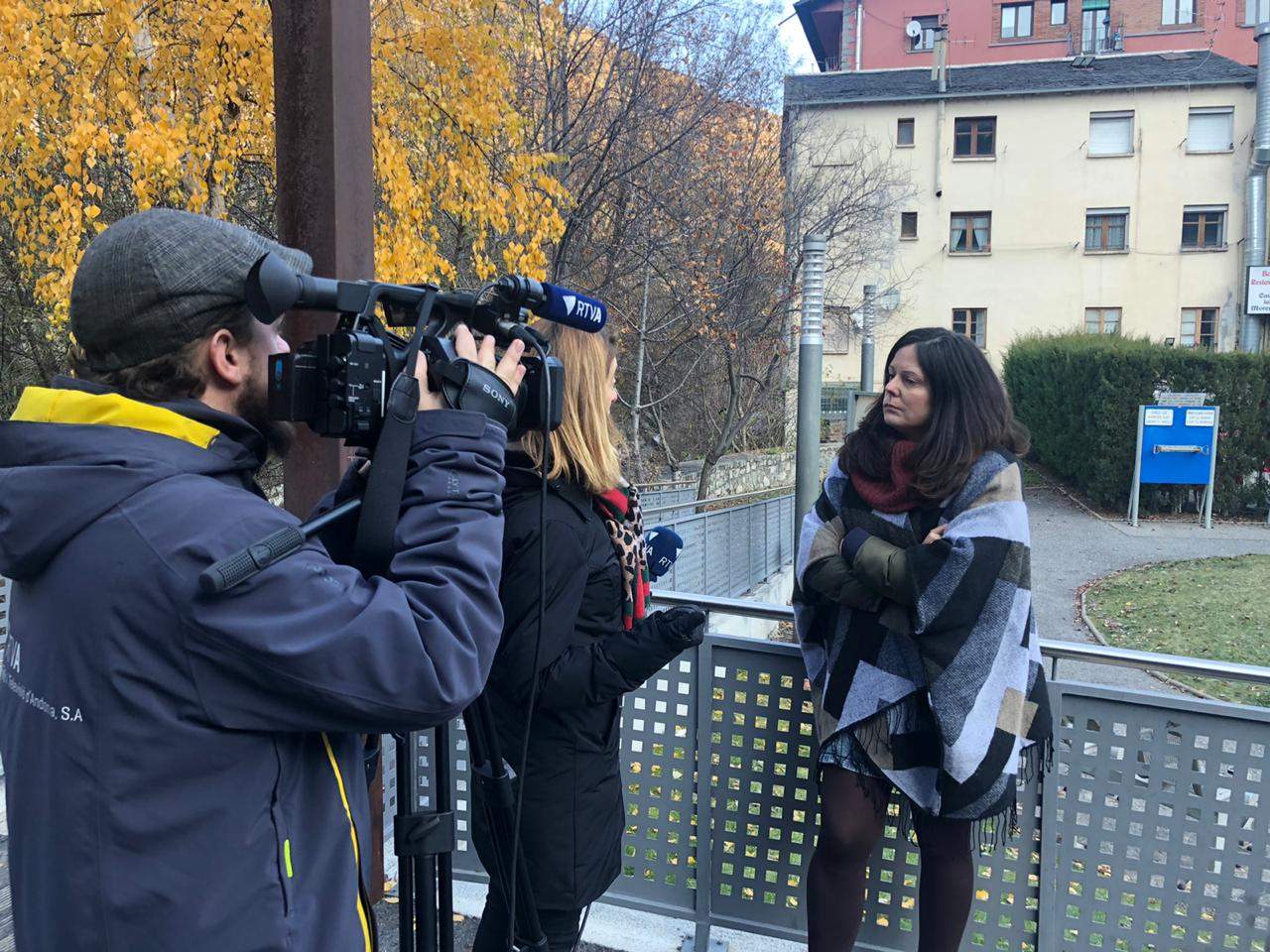 Ingrid Ruiz, número 8 de Terceravia, atenent els mitjans.