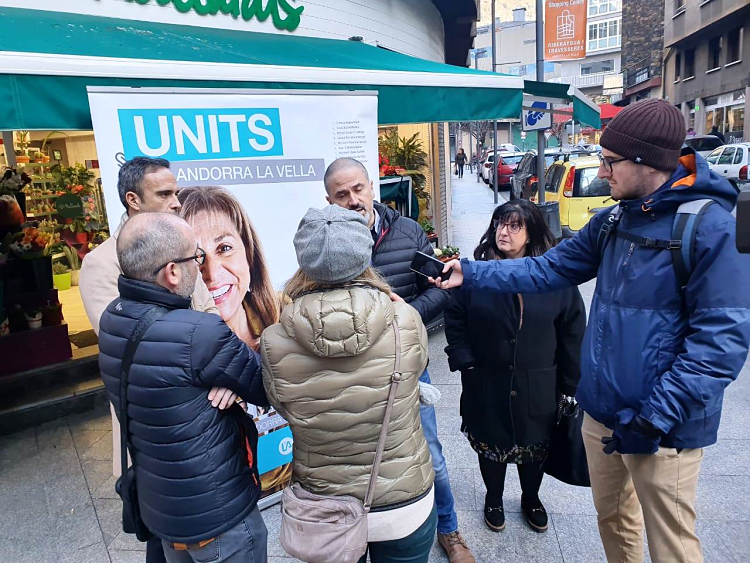 Estrella, atenent els mitjans.