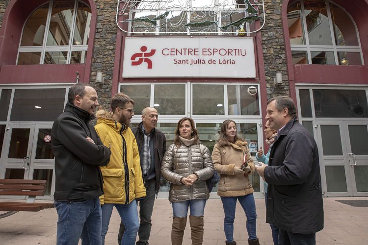 Els candidats de Terceravia UL davant el centre esportiu.