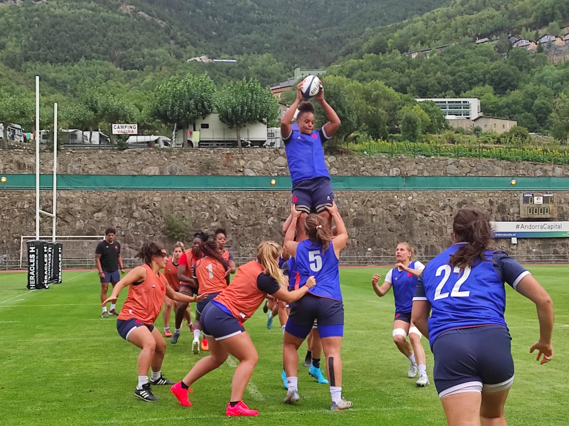 Exercicis específics per entrenar jugades. La portaveu del Sindicat, Rebeca Bonache.