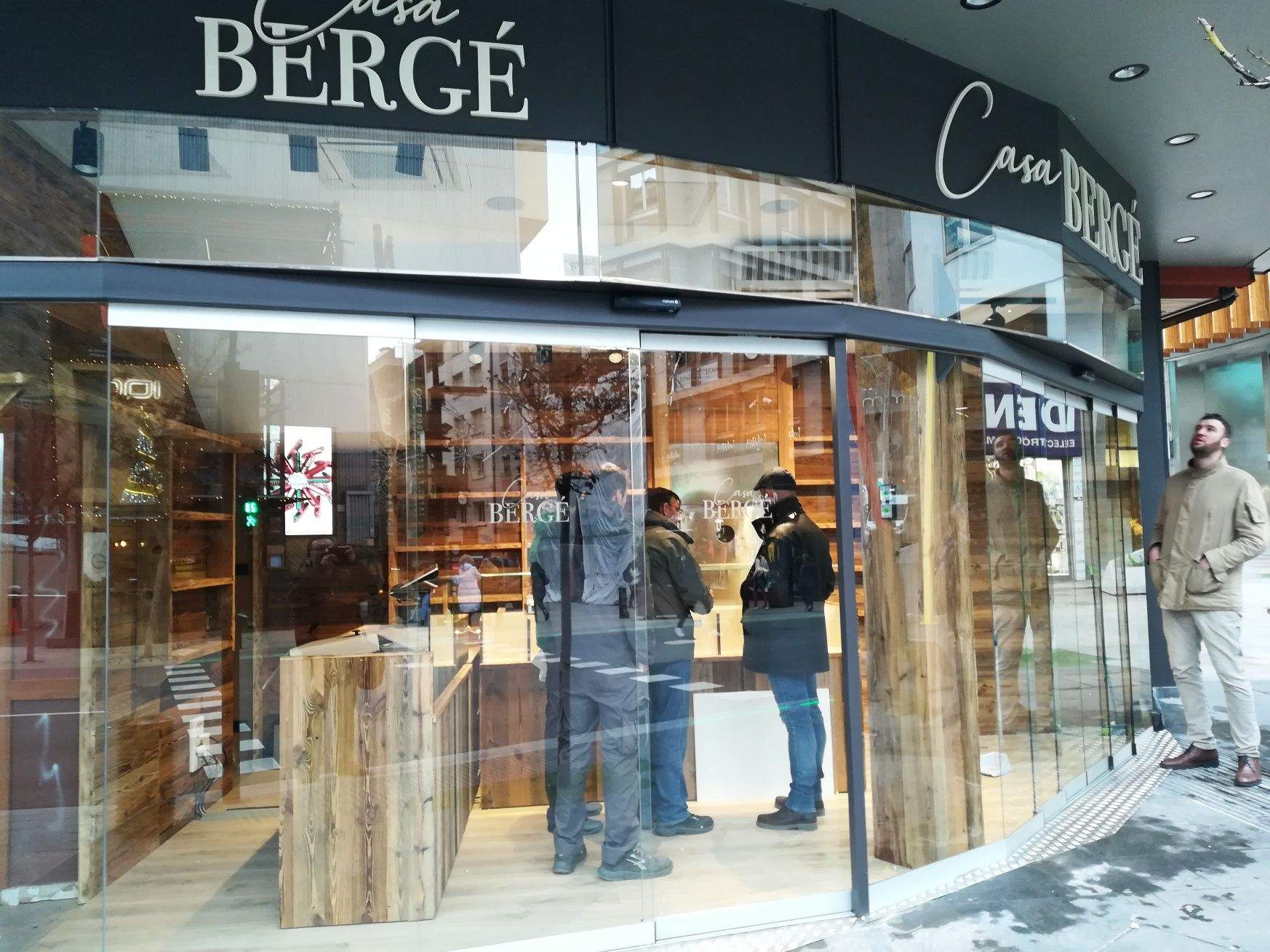 L'exjugador de bàsquet Albert Miralles (dreta) observa els darrers retocs al local