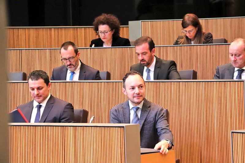 Torres Falcó, a dalt, amb la resta del Govern durant la sessió.