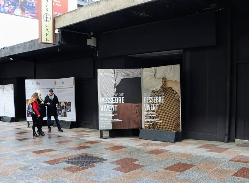 Els membres d'UxEE passegen per Vivand.