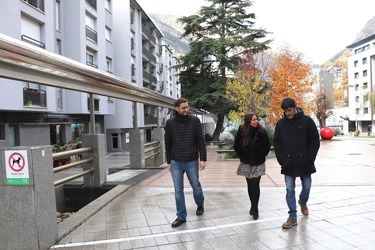 Laura Lavado, Josep Travé i Pere García passegen per Escaldes.