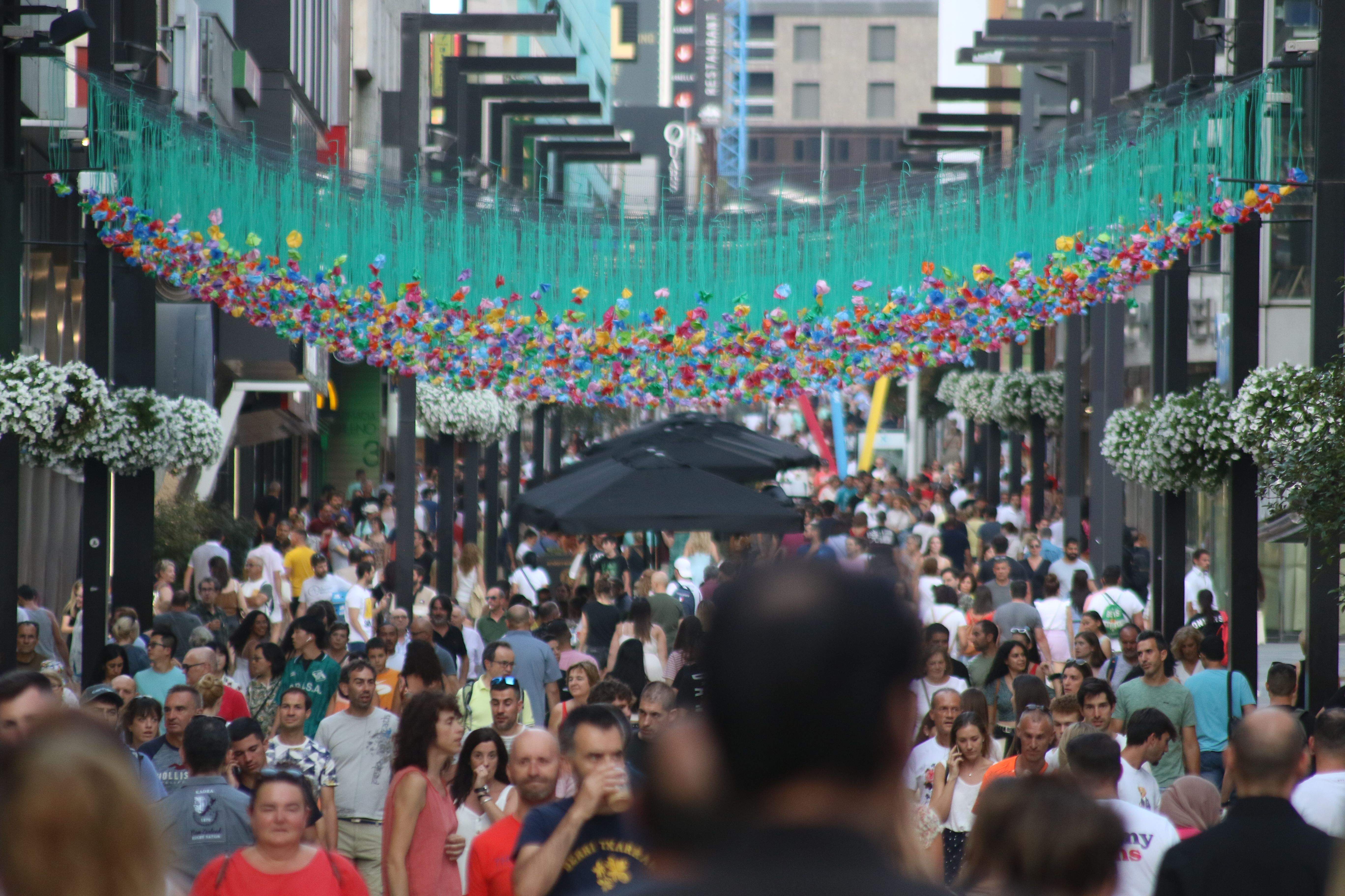Gent pels carrers del Principat.