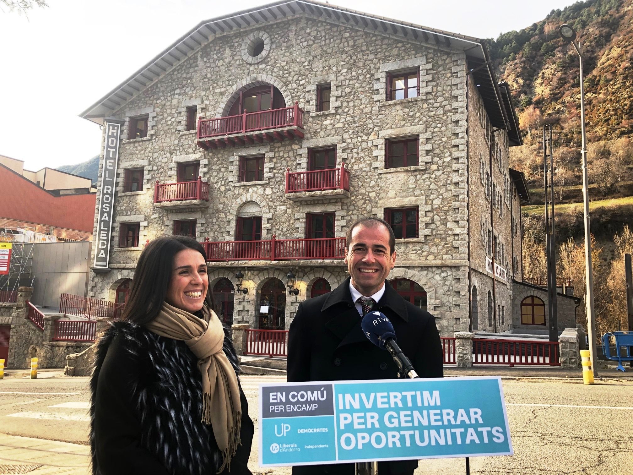 Laura Mas i Josep Maria Marot davant de l'hotel Rosaleda aquest dijous.