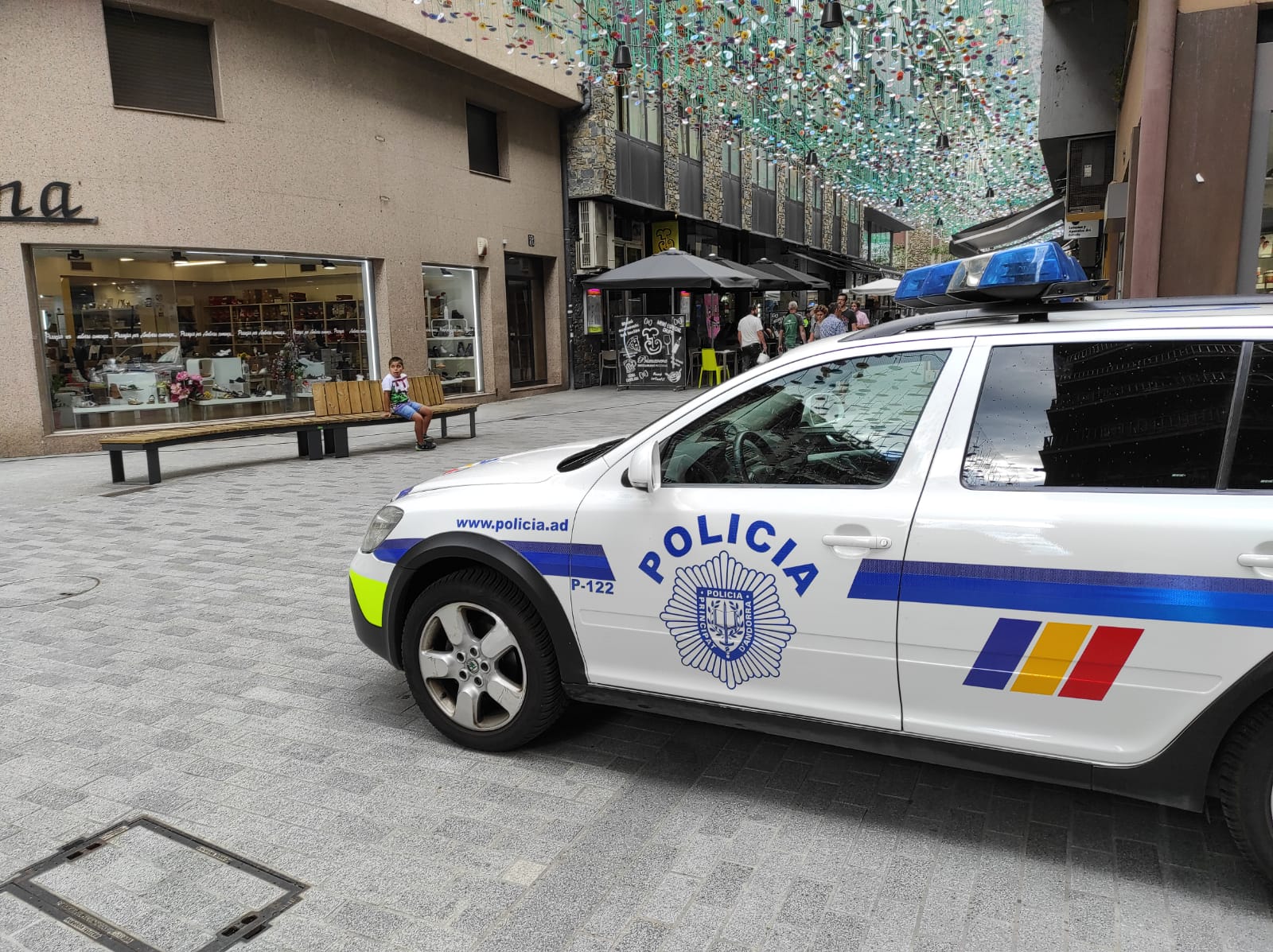 Un cotxe de policia en un servei a Andorra la Vella. Un cotxe de policia en un servei a Andorra la Vella.