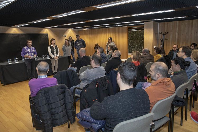 Majoral es dirigeix als funcionaris assistents a la reunió.