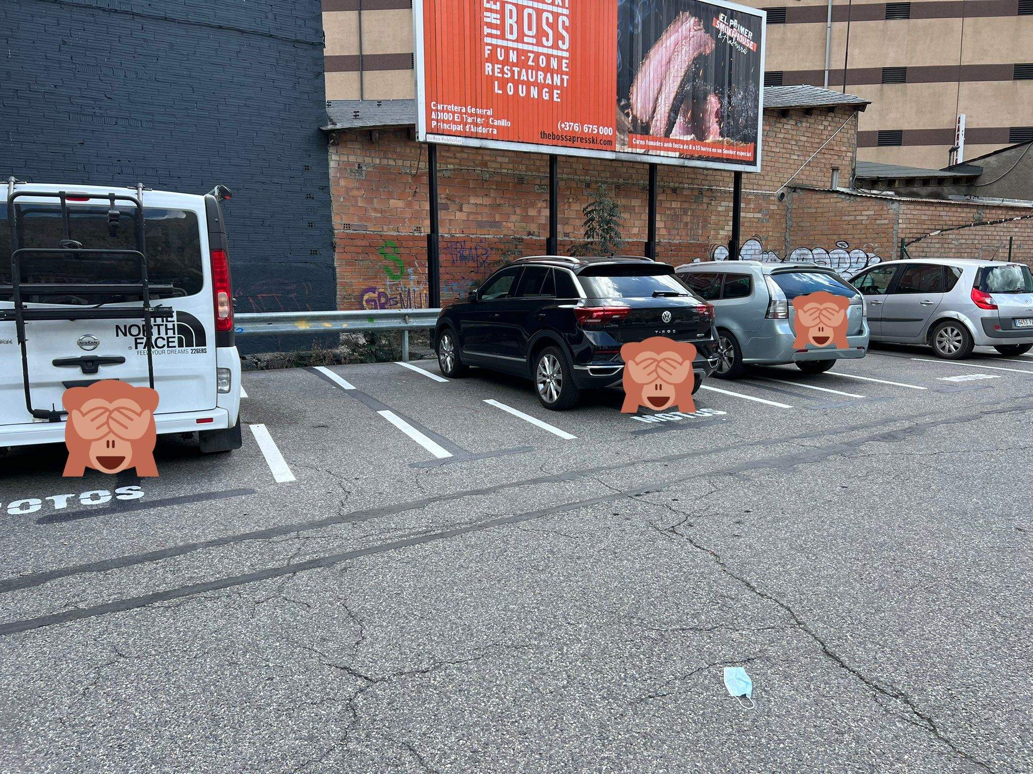 Els cotxes utilitzant els llocs de motos al Parc Central.