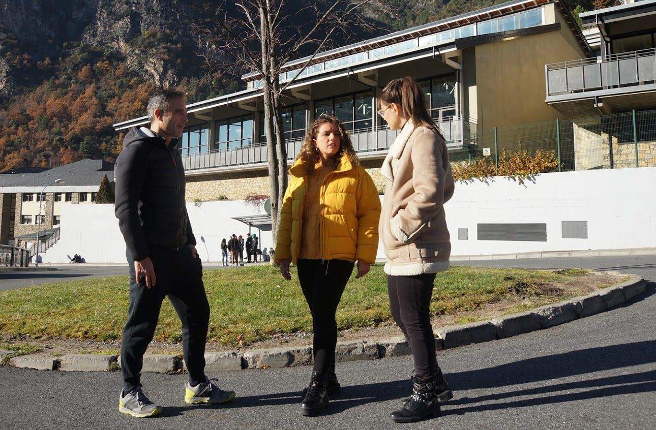 Els candidats d'En Comú, al costat de l'Institut de la Margineda.