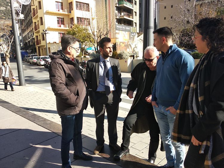 Alís, amb altres membres d'Units pel Canvi.