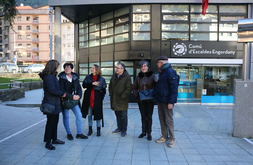 Gili i altres membres de la llista, davant el comú.