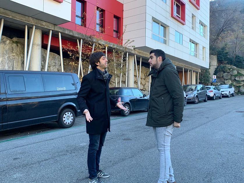 Sergi González i Pere Baró, davant els pisos de Jovial.