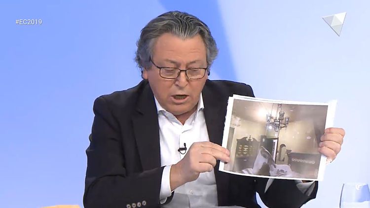 Dolsa ensenya una foto de l'interior de Casa Rossell.