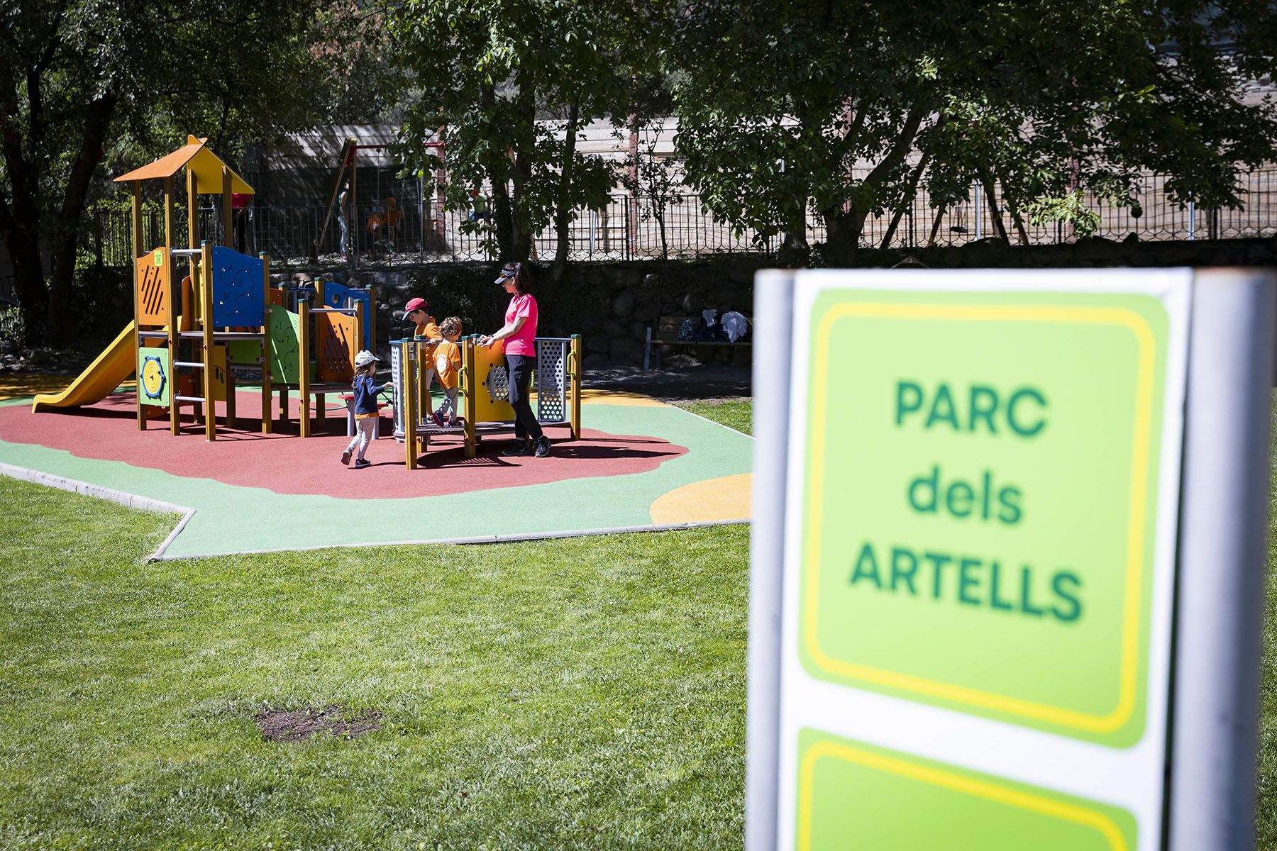 Infants ja gaudint del parc.