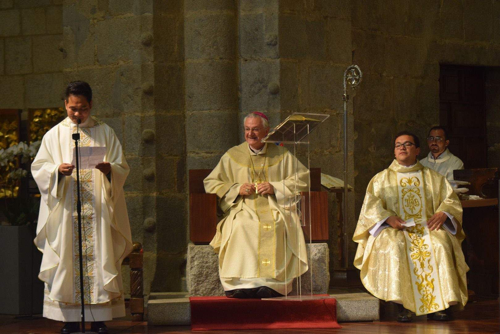Joan-Enric Vives escolta Jerrick Banzuela amb Àlex Vargas a la seva esquerra.
