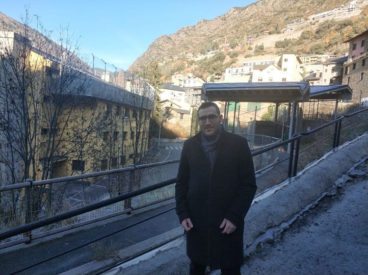 Pau Tizón, al costat del carrer de la Parròquia.