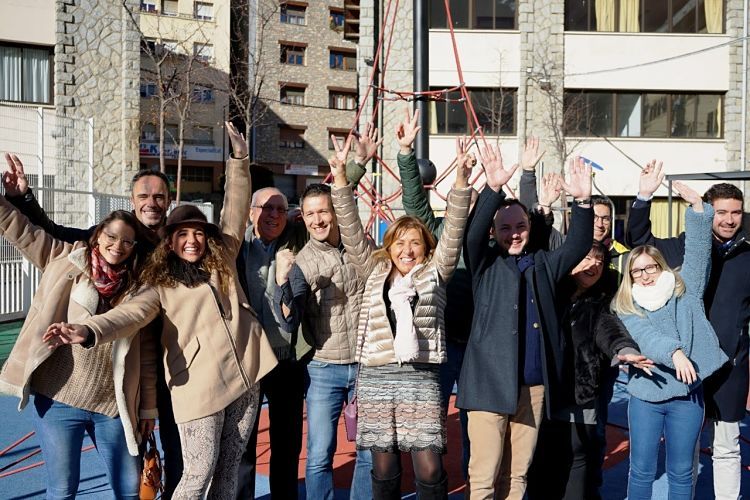 Els candidats d'En Comu fan broma al pati de les escoles de Ciutat de Valls.