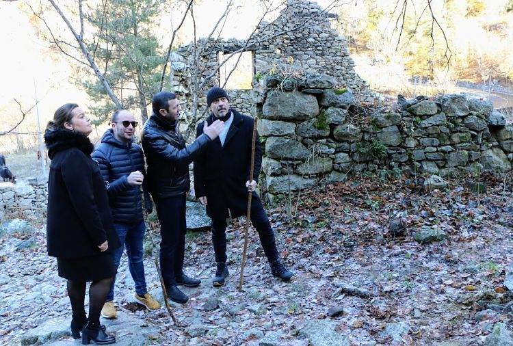 Els candidats d'UxEE, a la zona d'entrada al Madriu.