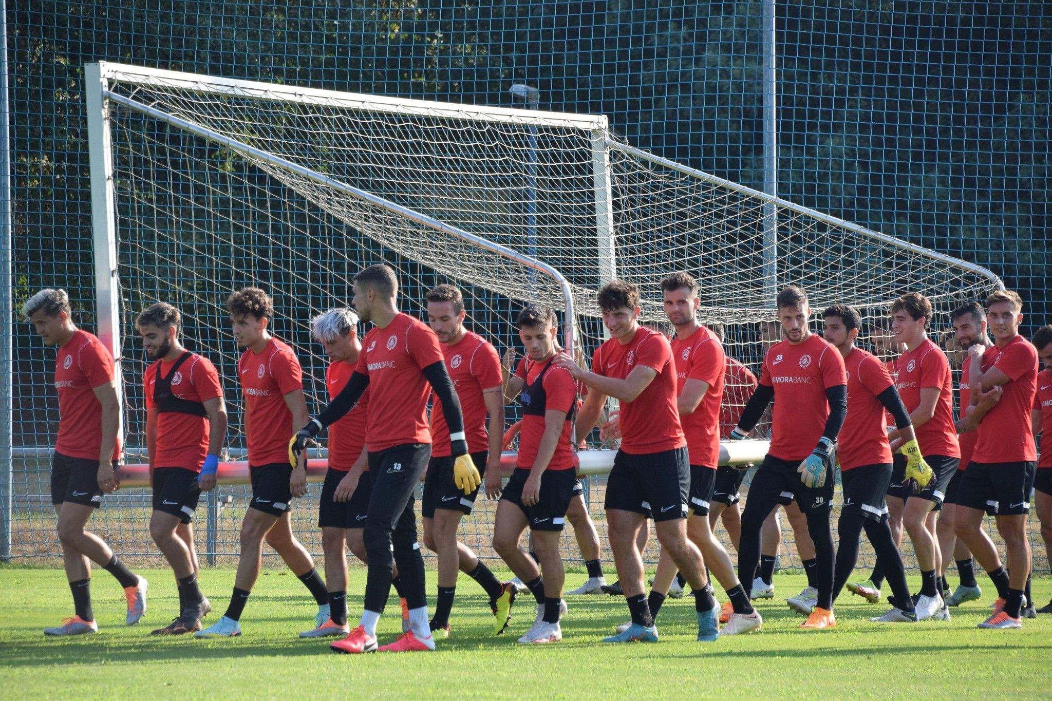 Els jugadors tricolors carreguen una porteria durant un dels entrenaments a Astúries.