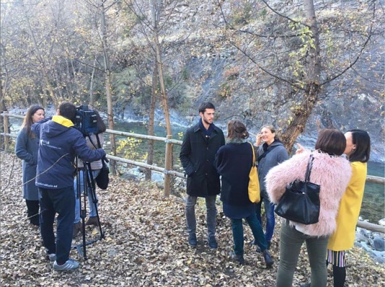 Els membres de Desperta Laurèdia, al passeig del riu.