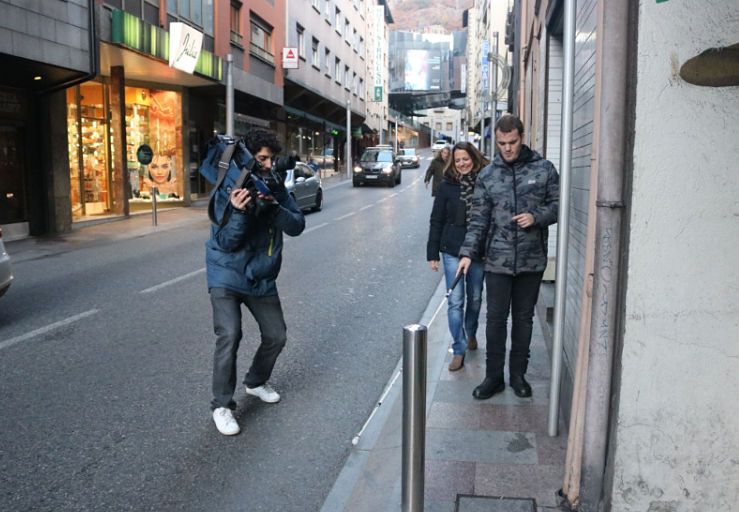 Toni Fernández i Rosa Gili caminen amb dificultat per l'avinguda Carlemany.