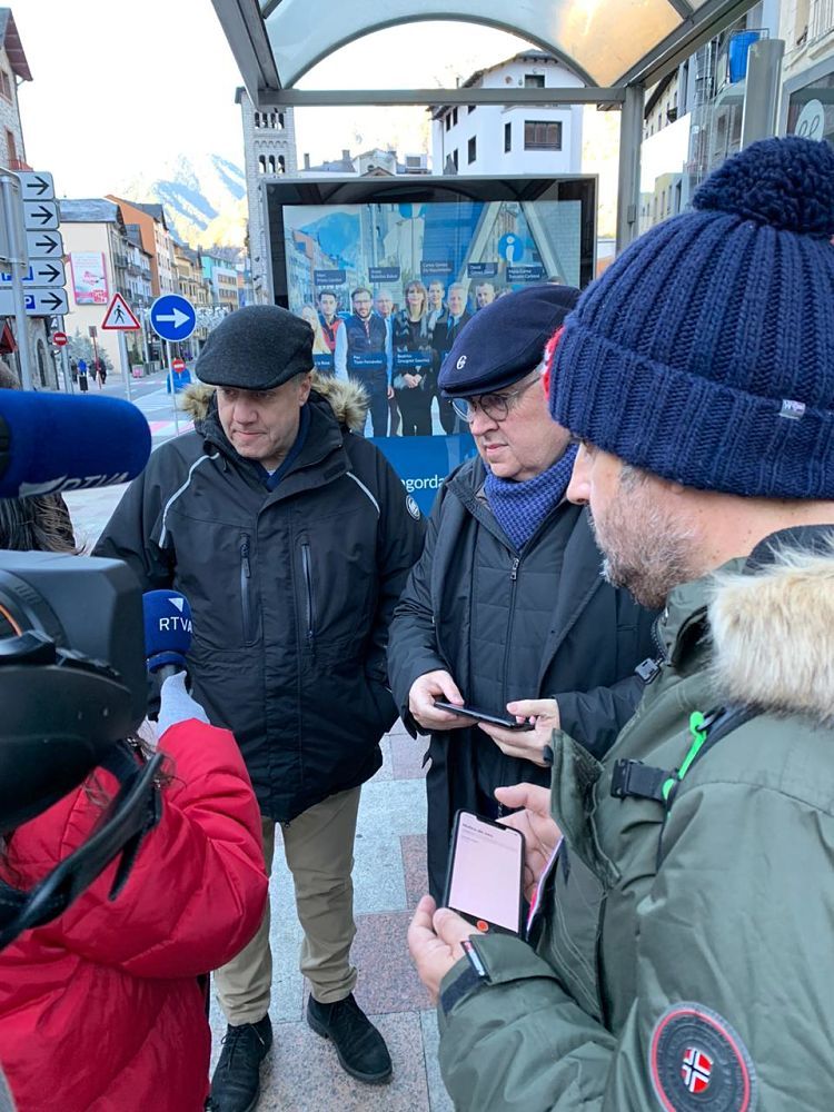 Els candidats de Terceravia atenenen els mitjans.